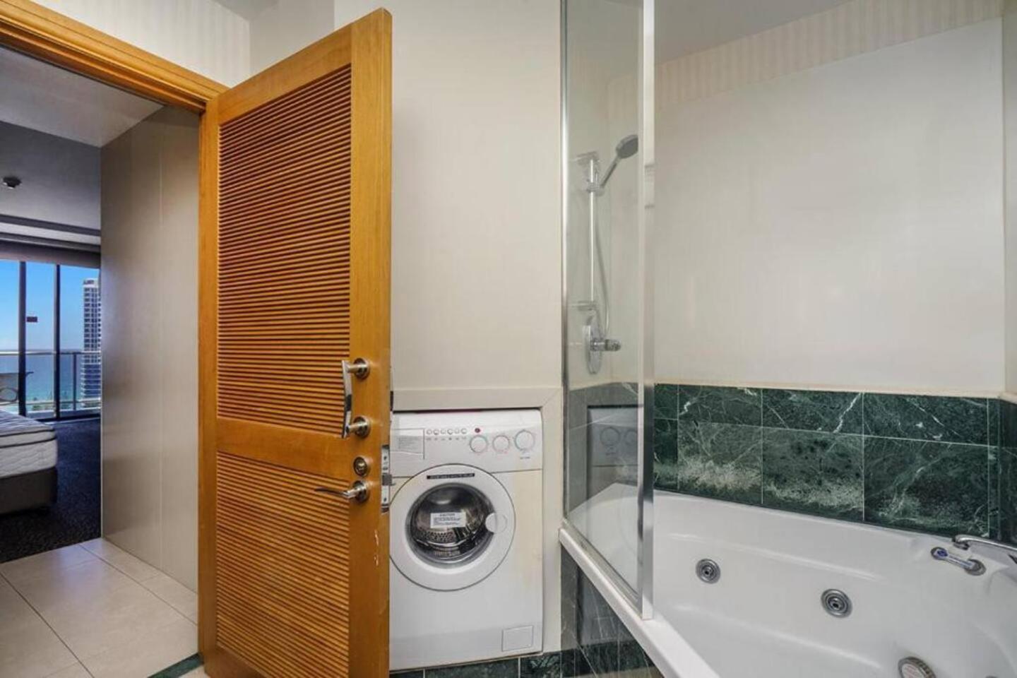 Deluxe Private Apartment And Studio - Ocean Views Голд-Кост Экстерьер фото
